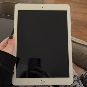 Apple 2017 iPad 9.7-inch, WiFi + Cellular, 32GB - Silver